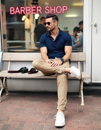 Какие футболки-поло носить с белыми низкими кедами мужчине