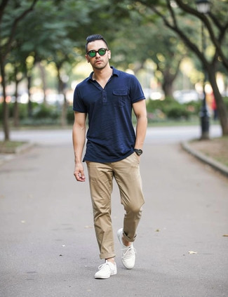 Какие футболки-поло носить с белыми низкими кедами мужчине