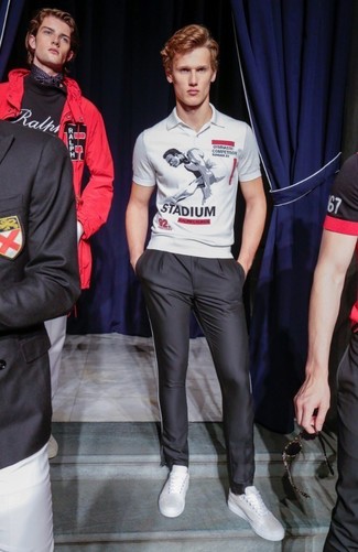 Какие футболки-поло носить с белыми низкими кедами мужчине