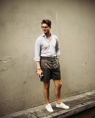 Какие футболки-поло носить с белыми низкими кедами мужчине