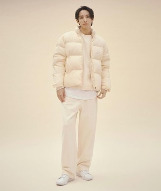 Какие куртки-пуховики носить с белыми низкими кедами мужчине