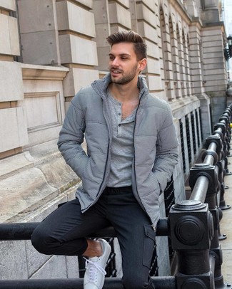 Какие куртки-пуховики носить с белыми низкими кедами мужчине