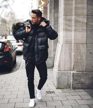 Какие куртки-пуховики носить с белыми низкими кедами мужчине