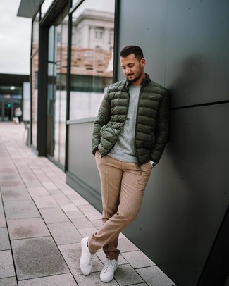 Какие куртки-пуховики носить с белыми низкими кедами мужчине
