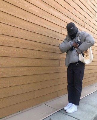 Какие куртки-пуховики носить с белыми низкими кедами мужчине