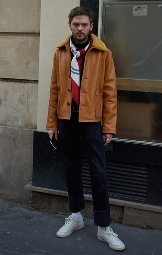 Какие короткие дубленки носить с белыми низкими кедами мужчине