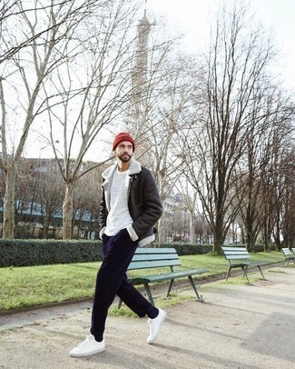 Какие короткие дубленки носить с белыми низкими кедами мужчине