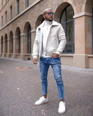 Какие короткие дубленки носить с белыми низкими кедами мужчине