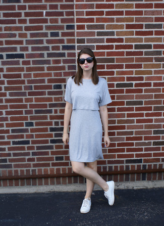 Какие платья прямого кроя носить с белыми низкими кедами