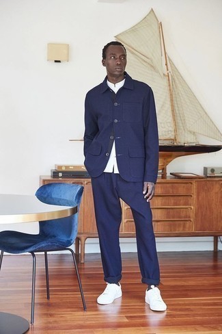 Какие куртки-рубашки носить с белыми низкими кедами мужчине