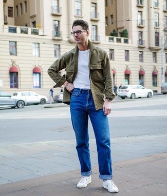 Какие куртки-рубашки носить с белыми низкими кедами мужчине