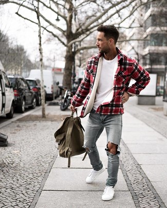 Какие куртки-рубашки носить с белыми низкими кедами мужчине