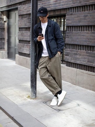 Какие куртки-рубашки носить с белыми низкими кедами мужчине