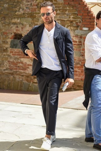 Какие костюмы носить с белыми низкими кедами