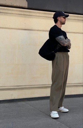 Какие спортивные штаны носить с белыми низкими кедами мужчине