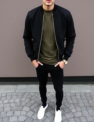 Какие спортивные штаны носить с белыми низкими кедами мужчине