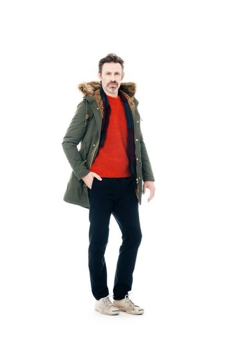 Какие спортивные штаны носить с белыми низкими кедами мужчине