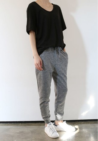 Какие спортивные штаны носить с белыми низкими кедами женщине