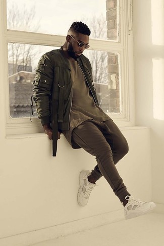 Какие спортивные штаны носить с белыми низкими кедами мужчине