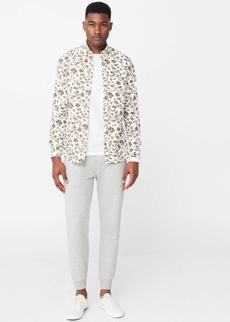 Какие спортивные штаны носить с белыми низкими кедами мужчине