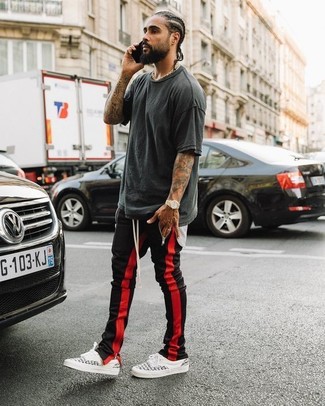 Какие спортивные штаны носить с белыми низкими кедами мужчине