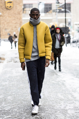 Какие спортивные штаны носить с белыми низкими кедами мужчине