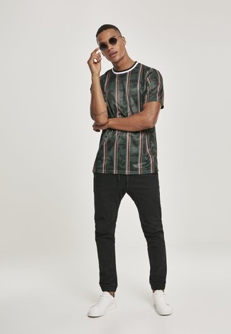 Какие спортивные штаны носить с белыми низкими кедами мужчине