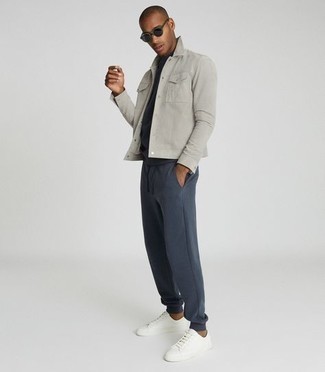 Какие спортивные штаны носить с белыми низкими кедами мужчине