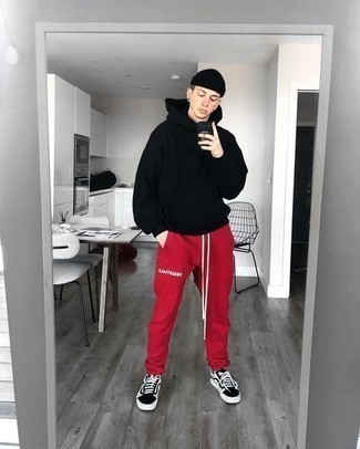 Какие спортивные штаны носить с белыми низкими кедами мужчине