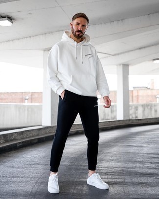 Какие спортивные штаны носить с белыми низкими кедами мужчине