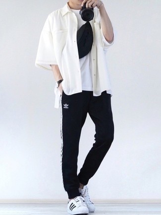 Какие спортивные штаны носить с белыми низкими кедами мужчине