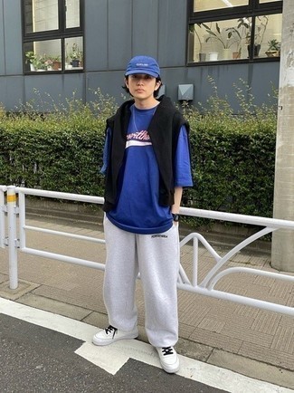 Какие спортивные штаны носить с белыми низкими кедами мужчине