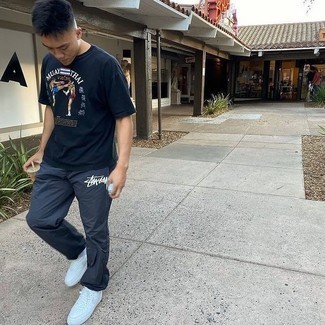 Какие спортивные штаны носить с белыми низкими кедами мужчине