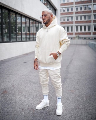 Какие спортивные костюмы носить с белыми низкими кедами мужчине