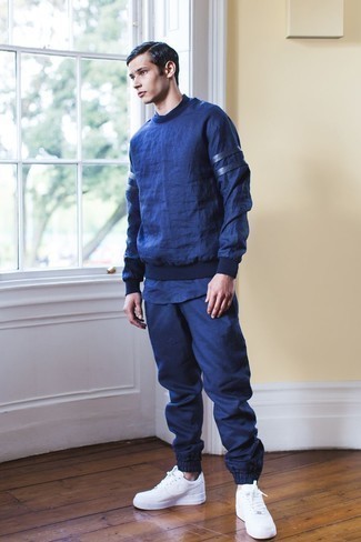 Какие спортивные костюмы носить с белыми низкими кедами мужчине