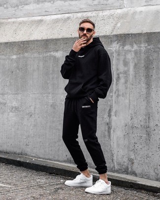 Какие спортивные костюмы носить с белыми низкими кедами мужчине