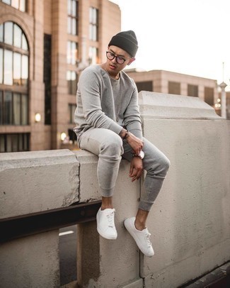 Какие спортивные костюмы носить с белыми низкими кедами мужчине