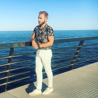 Как носить белые низкие кеды с белыми брюками чинос