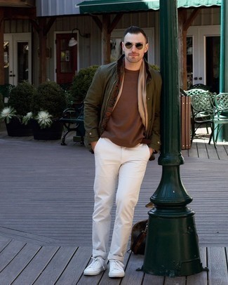 Как носить белые низкие кеды с белыми брюками чинос