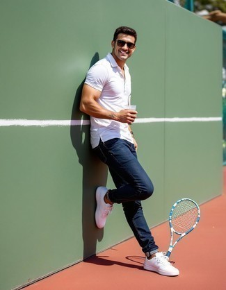 Как носить белые низкие кеды с белой футболкой-поло мужчине