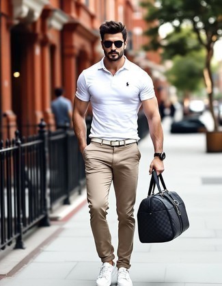 Как носить белые низкие кеды с белой футболкой-поло мужчине