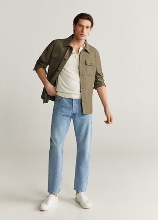 Как носить белые низкие кеды с белой футболкой-поло мужчине