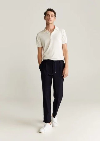 Как носить белые низкие кеды с белой футболкой-поло мужчине