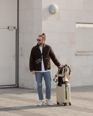 Какие свитера на молнии носить с белыми низкими кедами мужчине