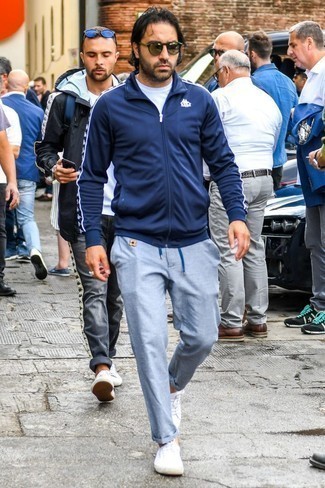 Какие свитера на молнии носить с белыми низкими кедами мужчине