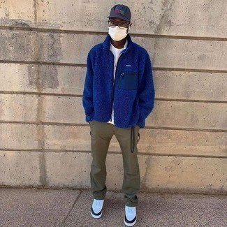 Какие свитера на молнии носить с белыми низкими кедами мужчине