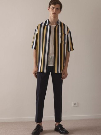 С чем носить белую футболку с круглым вырезом в сеточку мужчине