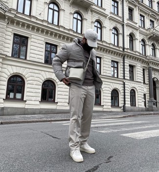 С чем носить белую сумку почтальона