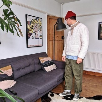 С чем носить белый свитер с воротником на пуговицах