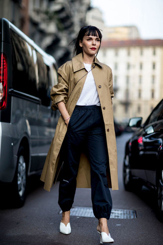 С чем носить белые сабо